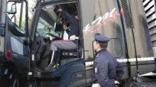 cabina camion con poliziotti