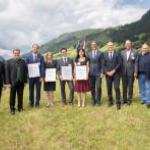 Nella foto “Premio giovani ricercatori” da sinistra: il Presidente della Libera Università di Bolzano, Konrad Bergmeister, il Governatore del Tirolo Günther Platter, Johannes Lechner, Verena Schallhart, Matthias Rauter, Melanie Plangger, il Presidente della Provincia di Bolzano Arno Kompatscher, il Presidente della Provincia di Trento Ugo Rossi, i Presidenti delle Camere del Tirolo, di Trento e di Bolzano Jürgen Bodenseer, Giovanni Bort e Michl Ebner. Foto premio Giovani ricercatori